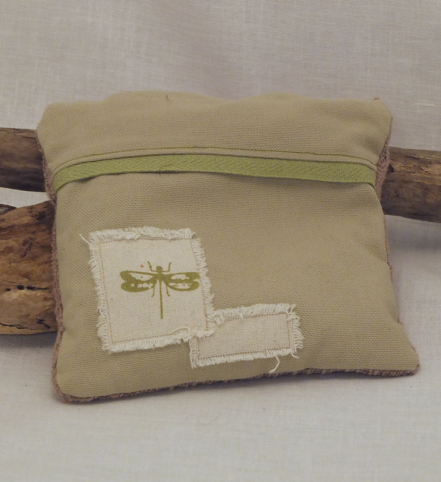 Petits coussins rembourés en riz, permettant d'être chauffés pour réconforter les bébés. Les coloris sont des camaïeux beiges, vert et gris cendré